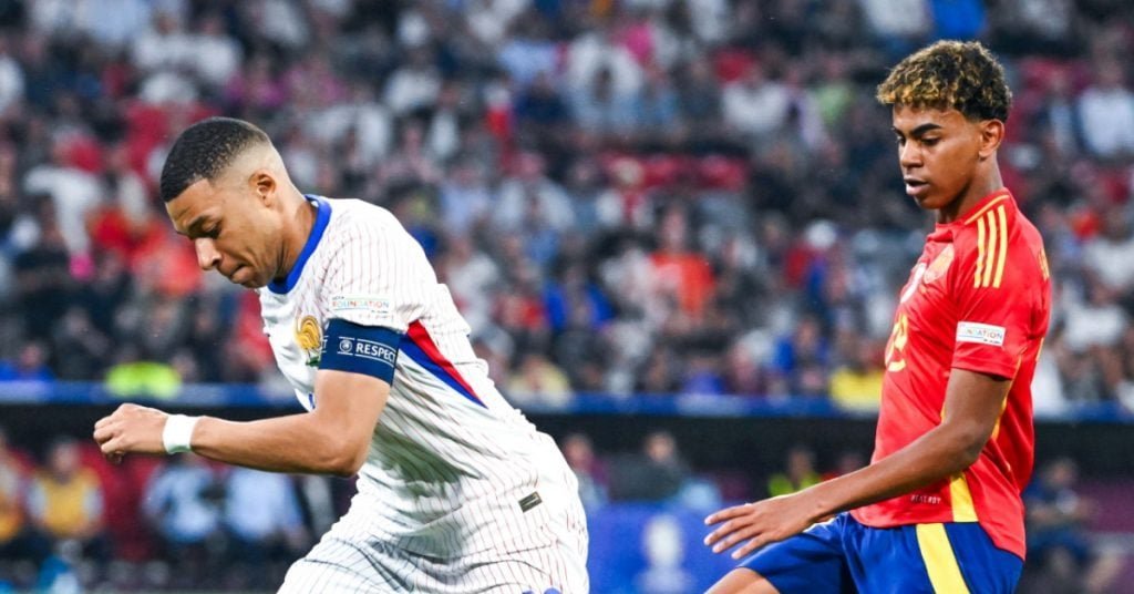 RMxAce's tweet image. Dare I say you can make the argument that Kylian was the best player on the pitch, again. Incredible link-up, forced a goal out of nothing and his assist was due to his link-up play.

They should&apos;ve played more for him.