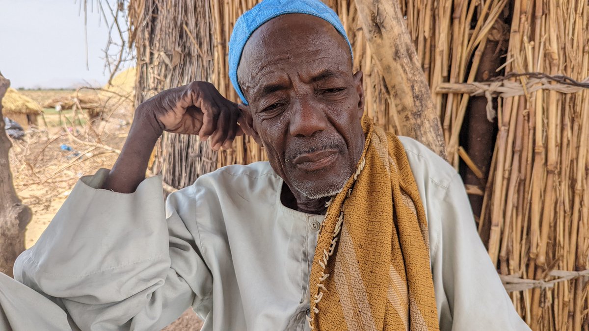 OchaCameroon's tweet image. Papa Garba, 60 ans, père de 6 enfants, déplacé interne de Doublé (Mayo-Sava) a tout perdu dans l’incendie. Il a sauvé 3 enfants en metant sa vie en danger. Il incarne la résilience des #PDI
Ces incendies sont dus aux fortes chaleurs et aux matériaux inflammables des cases