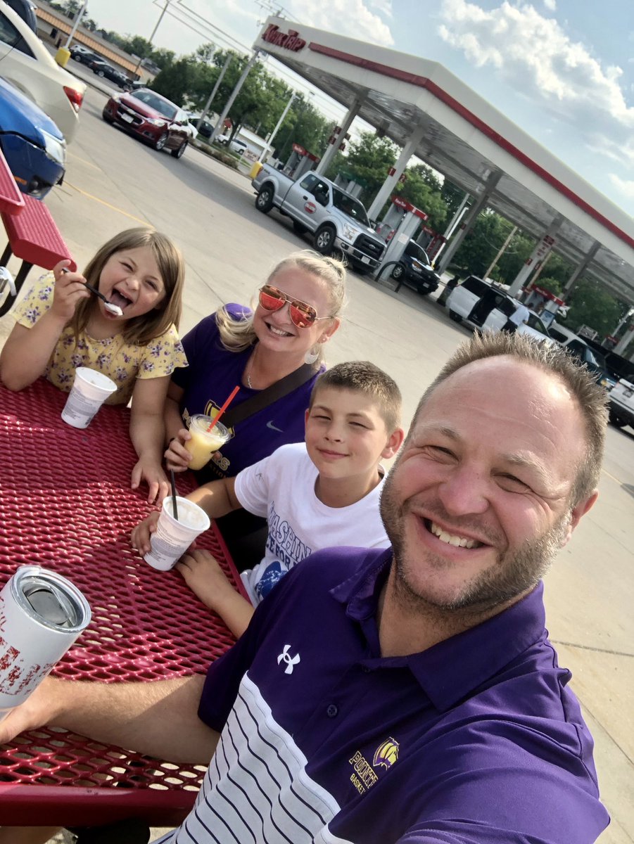 Where else would this Family celebrate the last day of School ⁉️🏫⁉️ Thanks 🙏 <a href="/KwikTrip/">Kwik Trip</a>…Bring on Summer 😎

⛽️ #TrustedTrippers ⛽️