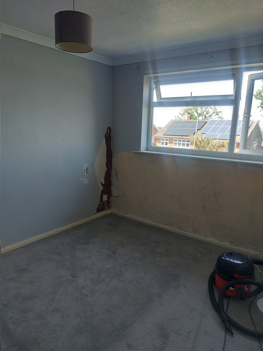 PerffaithSimmer's tweet image. Finished decorating my bedroom today 🩶 I'm so happy with it tbh! The wallpaper began to peel off early in the year so it was time to redecorate for sure!