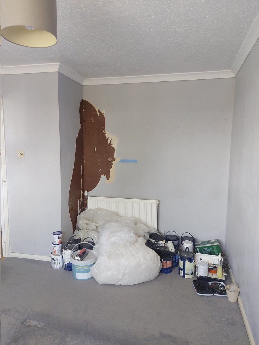 PerffaithSimmer's tweet image. Finished decorating my bedroom today 🩶 I'm so happy with it tbh! The wallpaper began to peel off early in the year so it was time to redecorate for sure!