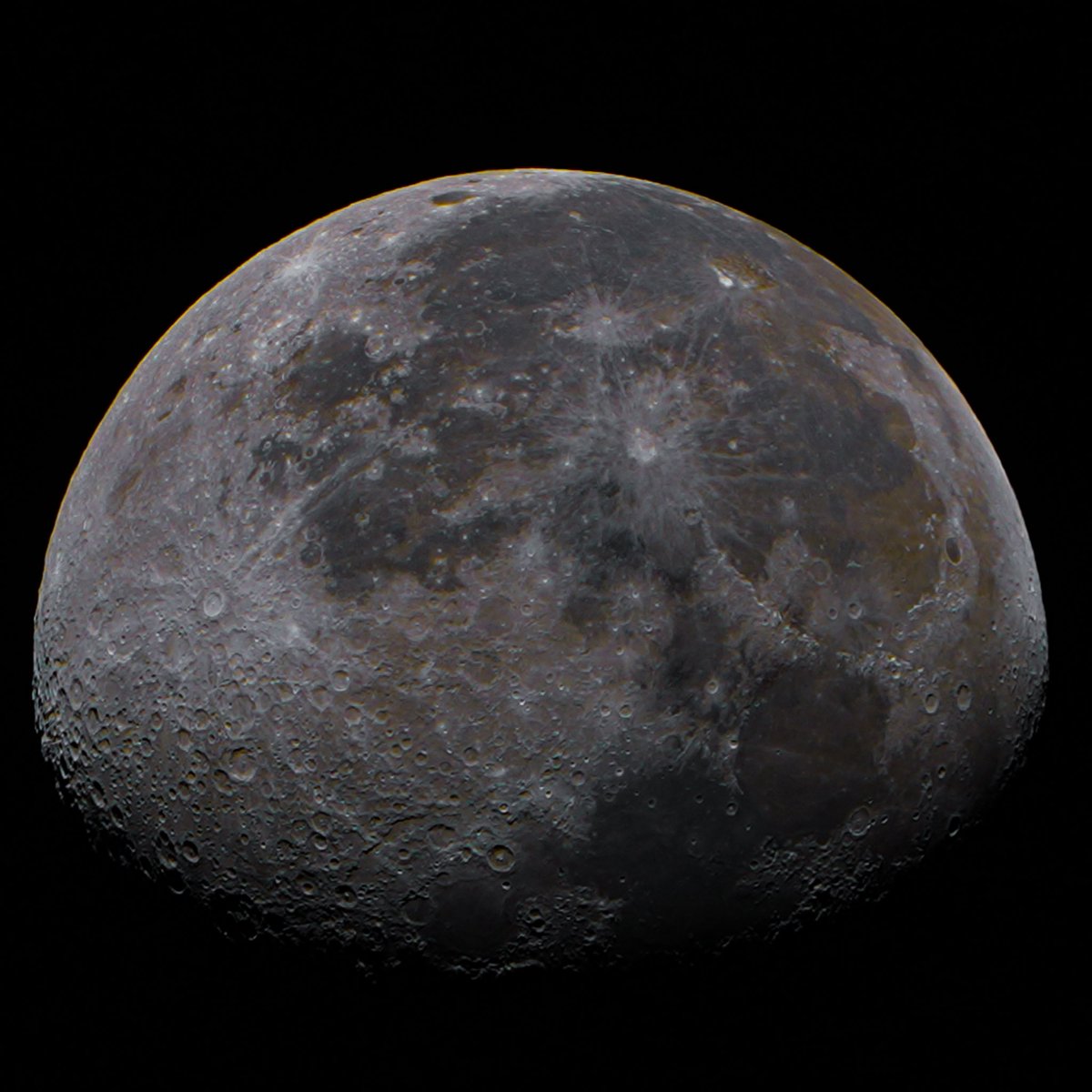 ماه امشب برای #الهه_حسین_نژاد  💔