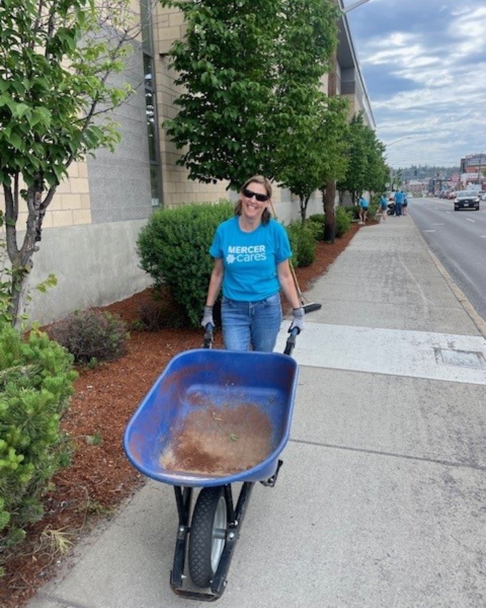 ymcainw's tweet image. A big shout-out to our friends at Mercer Health &amp;amp; Benefits Cares Team for lending their green thumbs to the landscaping project at the Central Spokane YMCA! The bark looks simply wonderful!! 🍃 

#mercercares