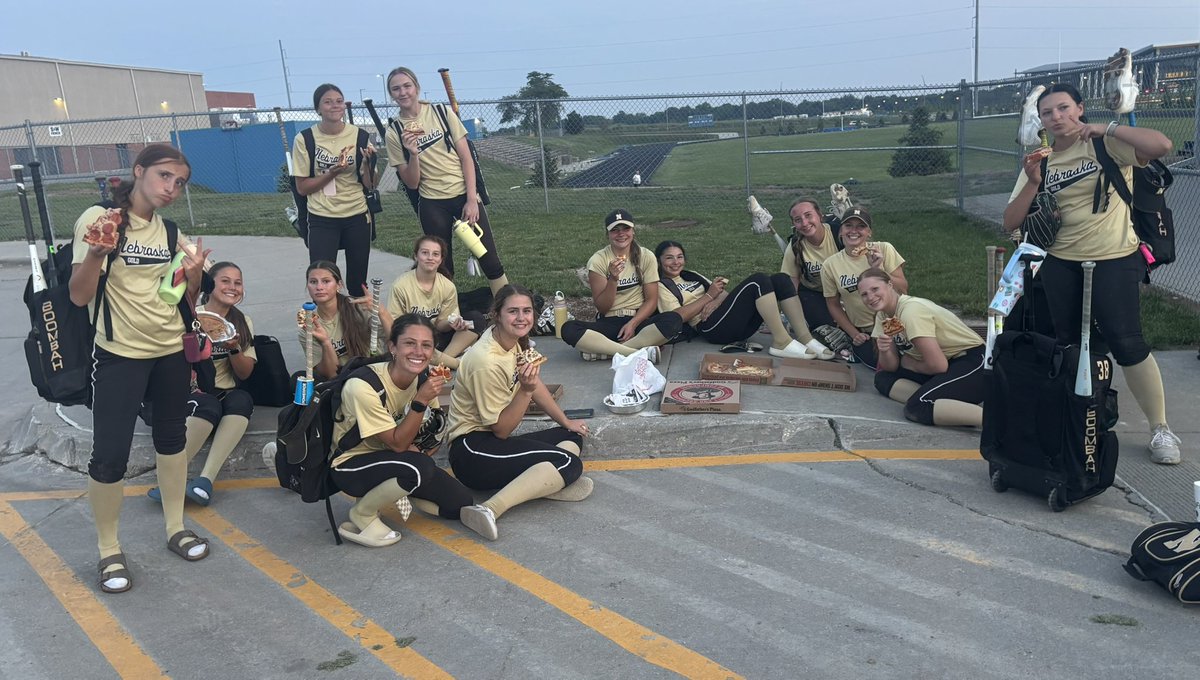 Pizza after practice 🍕

These girls have been working extra hard at camps, practices, college visits and open fields. Needed to refuel 💪🏻#Bestteammates #GoGold