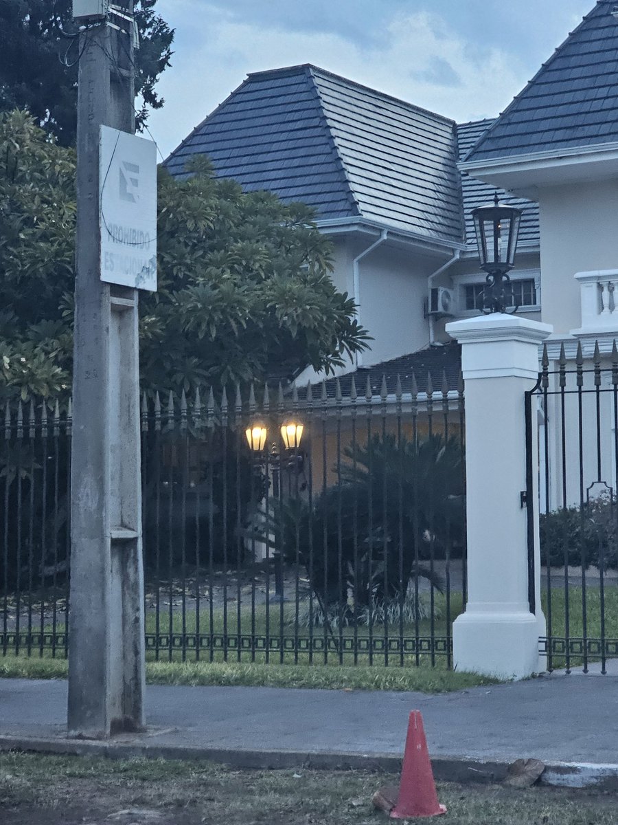 Manfredmarteche's tweet photo. Buenas tardes @AsuncionMuni
@nenechopy @asu_transito
Bajo que ley/permiso/ordenanza se puede poner estos conos y un cartel improvisado que prohíba estacionar frente a este domicilio en particular? https://t.co/DpUDGmAR9P