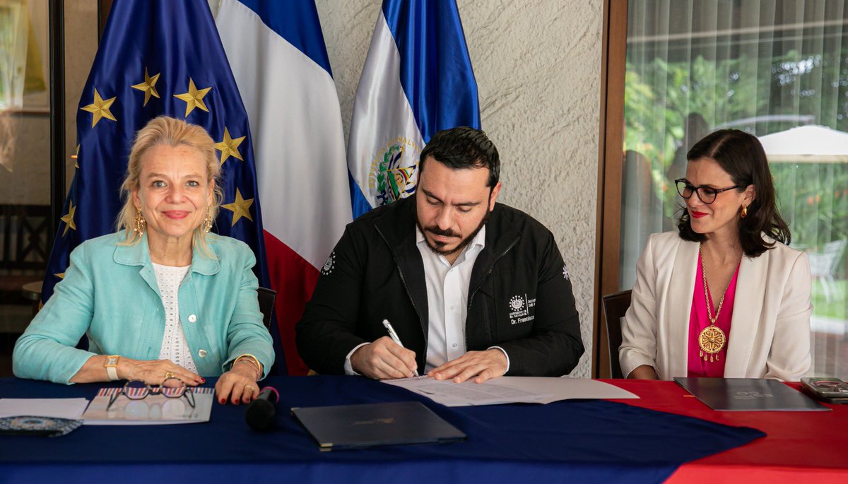 France au Salvador tweet media