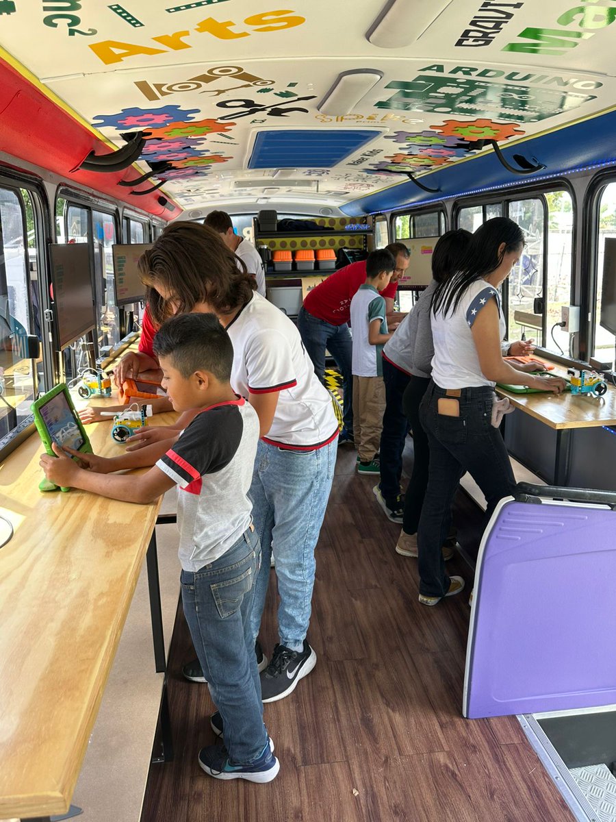 americanopuebla's tweet photo. Our #MakerBus rolled out to the "Casa Alto Refugio". We were proud to have eight dedicated junior high school students from our UNITY student group, along with some of our teachers, who delivered a series of workshops to the children.
#MakerCulture #ProudToBeHuskies https://t.co/pffD3VjdAr