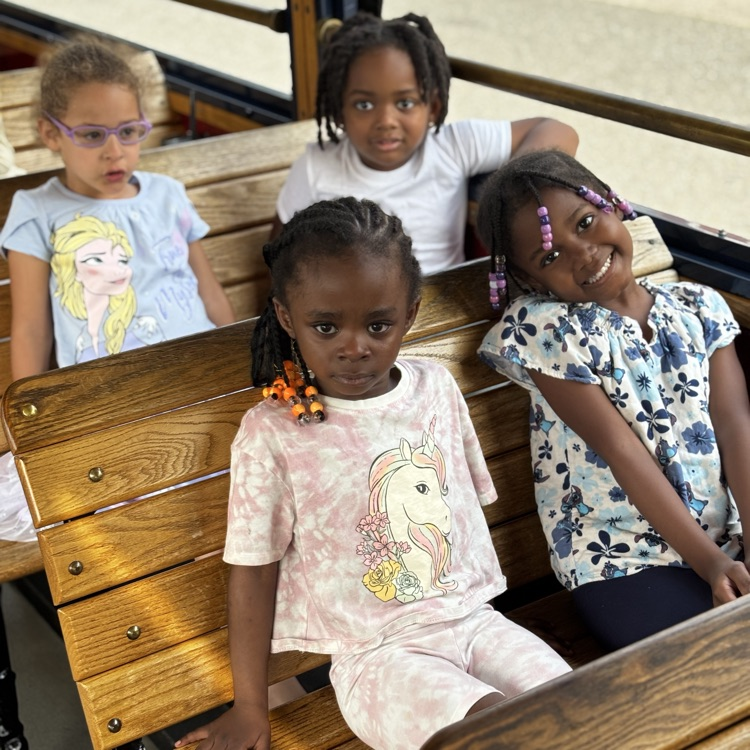 We had so much fun and learned a lot with Ms. Heidi from Trolly tours of Fredericksburg! 
#FCPS#PreschoolPrograms#Penguins🐧#FXBGTrolly