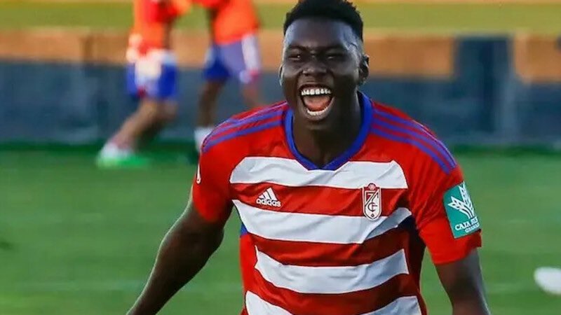 “Entra Samu al campo, criado en Sevilla y canterano del Atlético de Madrid”. En la televisión pública. Claro que sí guapi. Vergüenza ajena.