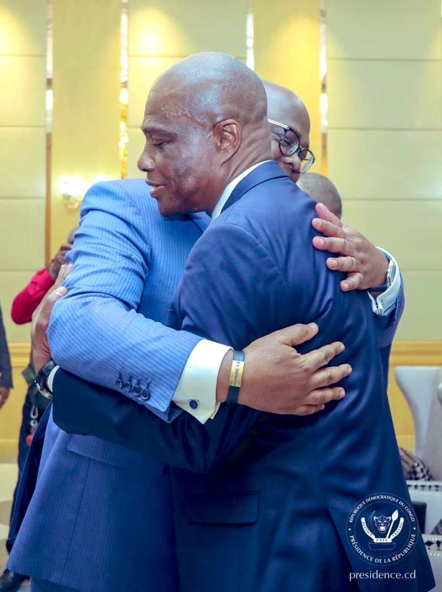 C'est une poignée de main ou un effleurement de poignée de main?

<a href="/franckdiongooff/">Franck Diongo officiel</a> aviez vous peur ? 🤦‍♂️😂😂😂