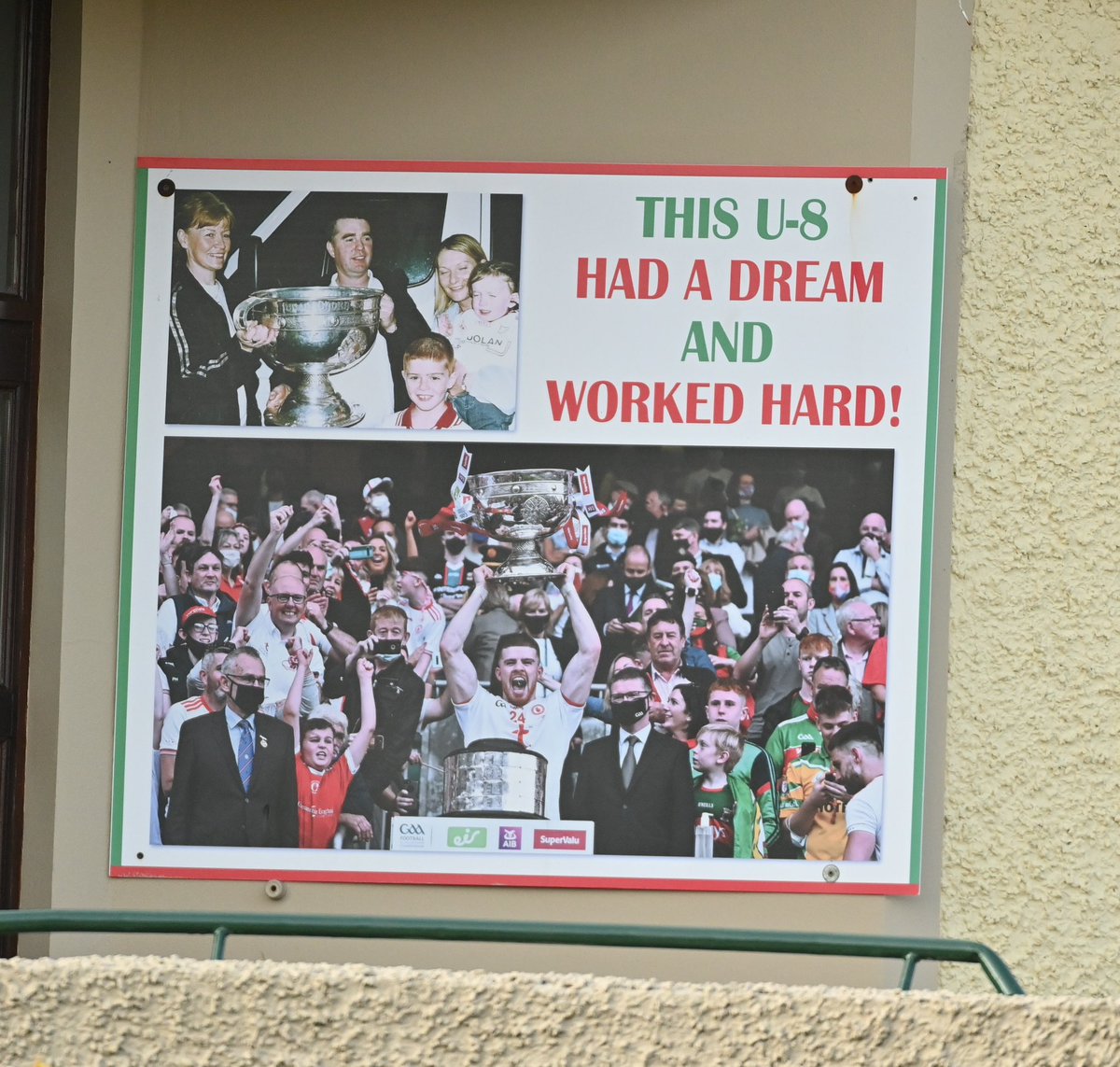 A very simple message and great advice for every young person on the wall of the @OwenRoes pavilion. Dream and work hard !