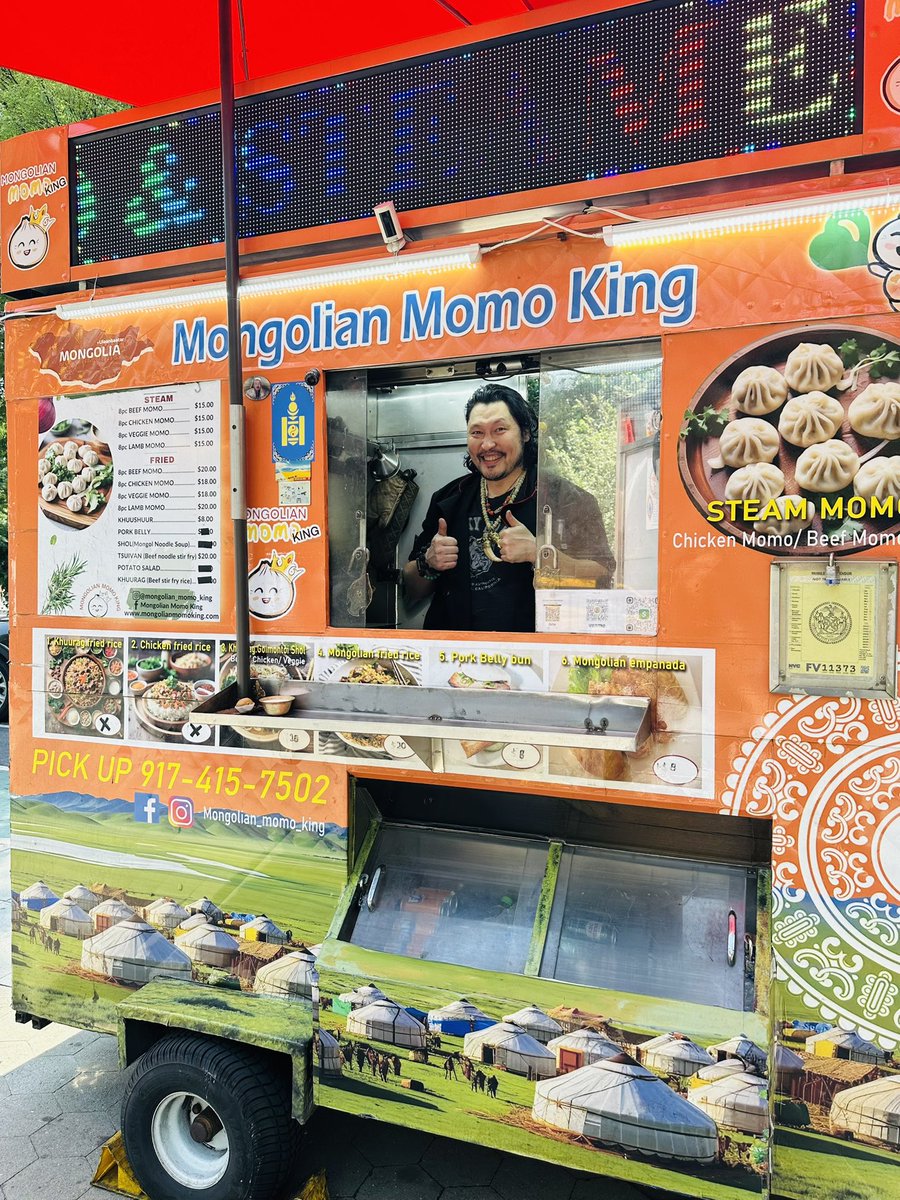 Нью-Йоркд Mongolian Momo King дээр очиж монгол хоолоо идлээ. Түм түжигнэж бум бужигнасан тэр газраас Монгол хүний Монголоо гэсэн сайхан сэтгэл гайхамшигтай байлаа😘 Цай ууж хөлсөө урсгав😂 Нью-Йорк орох бол зорьж очоод орлого оруулаарай🤗 Google map дээр Mongolian Momo King гэж