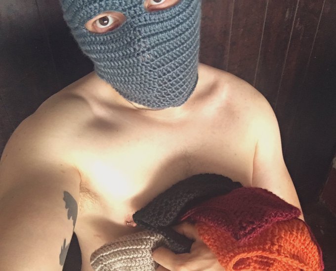 VConstantino - 1 pic. ¿Les late si les regalo una de estas cuando lleguemos a 5k? Es poco pero es trabajo honesto https://t.co/RuYHHh6qQb