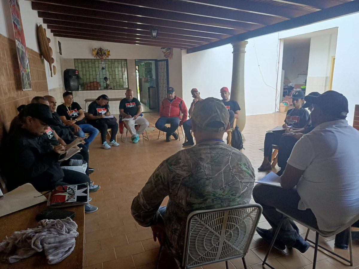 CaracasMRT_'s tweet photo. Con la entonación de nuestro Himno Tupamaro comienza al momento la reunión de valorización del pasado proceso electoral de este 25-M y planificación de las próximas actividades en las distintas parroquias de Caracas @NicolasMaduro

#TupamaroEjemplodeLucha https://t.co/yX5D0esGZY