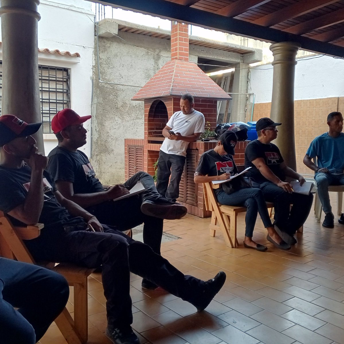 CaracasMRT_'s tweet photo. Con la entonación de nuestro Himno Tupamaro comienza al momento la reunión de valorización del pasado proceso electoral de este 25-M y planificación de las próximas actividades en las distintas parroquias de Caracas @NicolasMaduro

#TupamaroEjemplodeLucha https://t.co/yX5D0esGZY