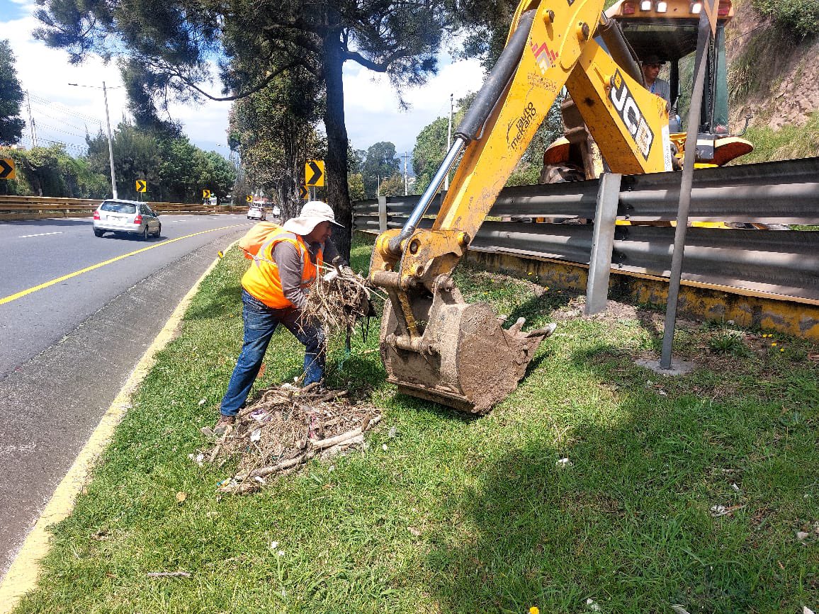 #Atención | Como parte del mantenimiento de la Autopista General Rumiñahui, culminamos los trabajos de desalojo de escombros de alcantarillas y rejillas del parterre central a fin de garantizar la seguridad de los usuarios. 
Conduce con precaución.