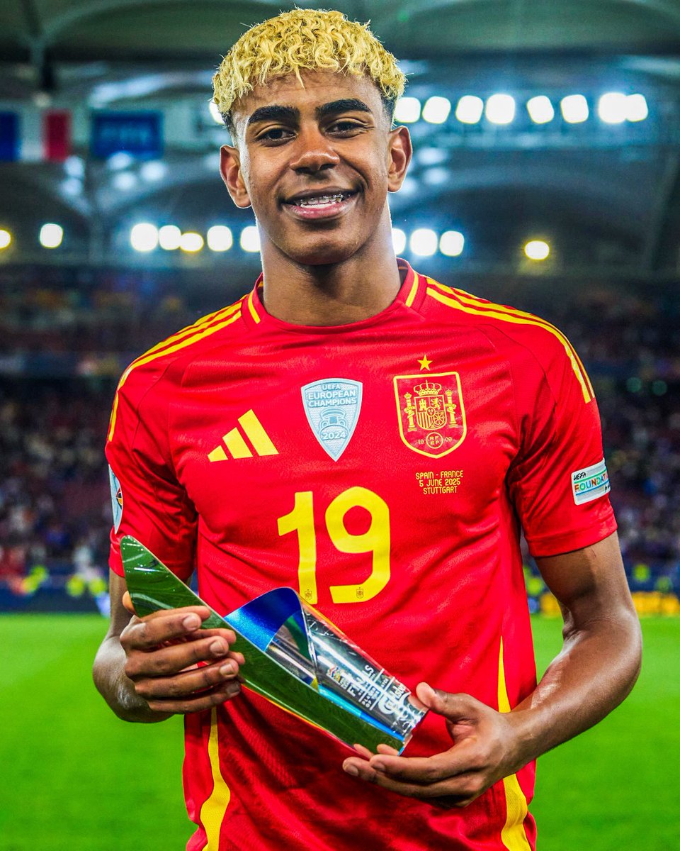 Barca_Buzz's tweet photo. 🎙️Lamine Yamal on his chances of winning the Ballon d’Or.

🗣️: "I always tell my mother, what motivates me and gets me out of bed in the morning is to play football. The best way to speak is on the pitch."

🗣️: "Dembélé is a great player, but we’re in the final.” https://t.co/T0x19GuQBb