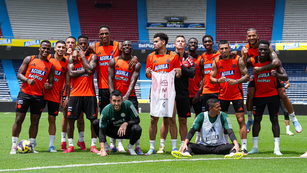 📸 ¡𝗠𝘂𝗰𝗵𝗼 𝗘𝗤𝗨𝗜𝗣𝗔𝗭𝗢! 🤪

La banda 𝗴𝗮𝗻𝗮𝗱𝗼𝗿𝗮 de 𝗵𝗼𝘆 🙌

¿Tenemos infiltrados en la foto? ¿Qué dices Lucho?🫣😅

#LaSeleNosUne🇨🇴