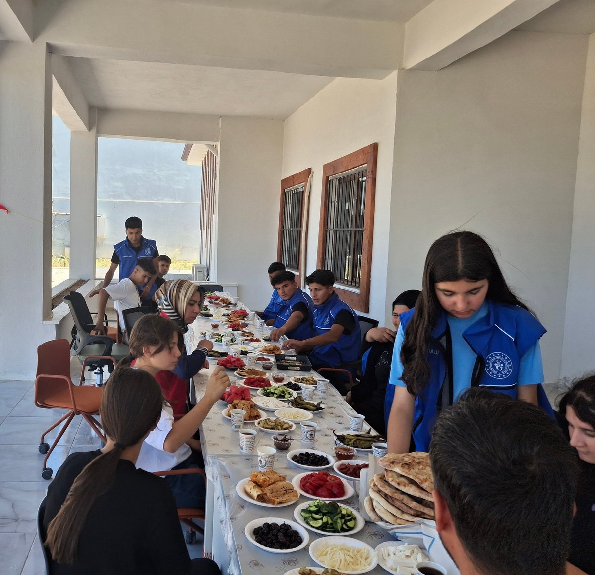 📍Kurban Bayramınız Kutlu Olsun!
Birlik, beraberlik ve paylaşmanın en güzel hali bayramlarda saklı, bu güzel günde gençlerimiz ile gönül sofrasında bir araya geldik.
Birlikte nice huzurlu sağlıklı bir bayram geçirmenizi dileriz😊