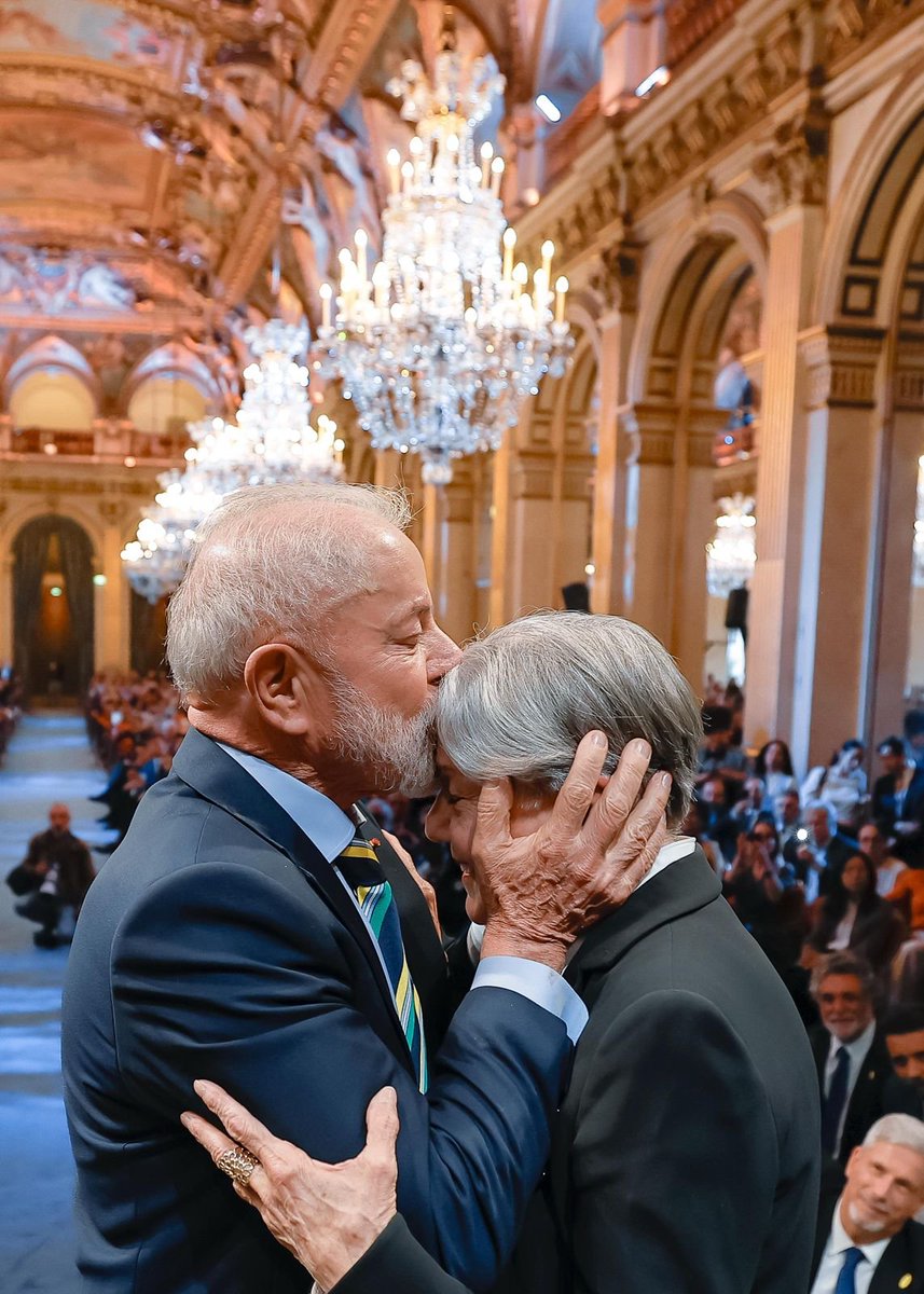 O Brasil te abraça, Lélia Salgado. Eu sou cristão, acredito em Deus, acredito na existência de um outro mundo. E toda vez que você lembrar do Sebastião Salgado e estiver triste, sorria. Porque ele vai estar lá em cima, tirando uma fotografia sua. Eu tenho certeza disso.

📷