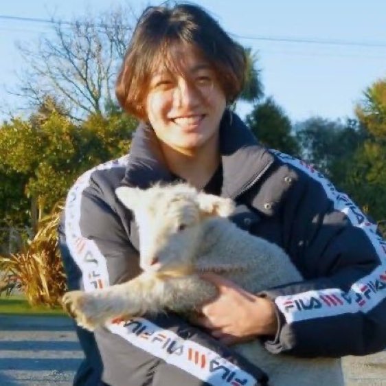 jungkook bayram için hayvan kestiğimizi bilse önce ayılıp bayılır sonra afiyetle kurban etini yerdi