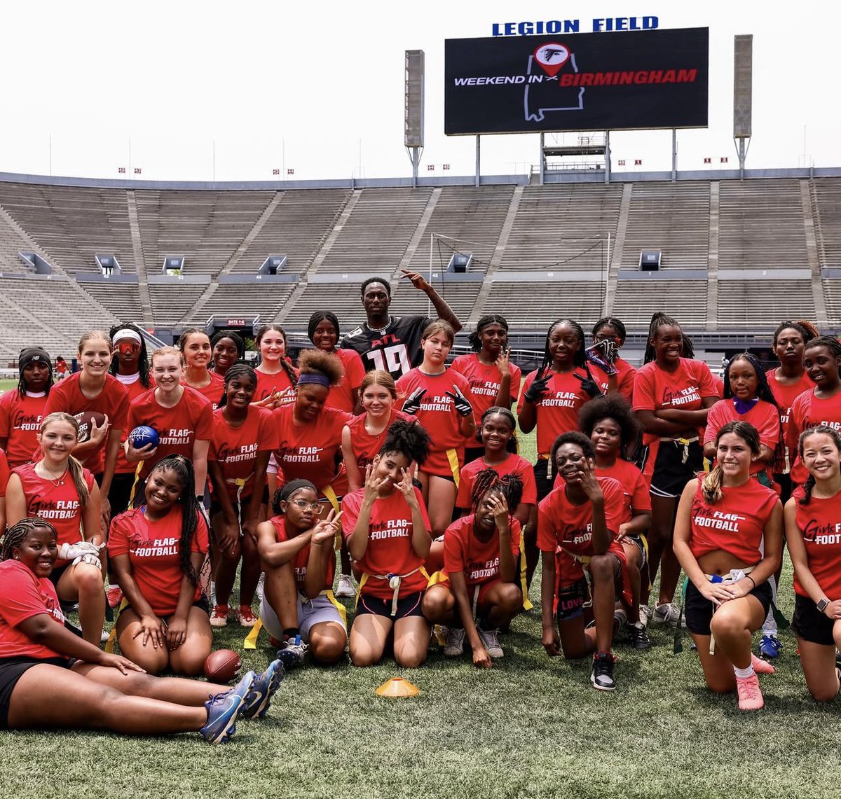 FalconsCR's tweet image. So much talent in Alabama 👏
Over the weekend, Atlanta Falcons players Chris Blair, Casey Washington and DeMarcco Hellams traveled to Birmingham, AL to assist with a girls flag football clinic!