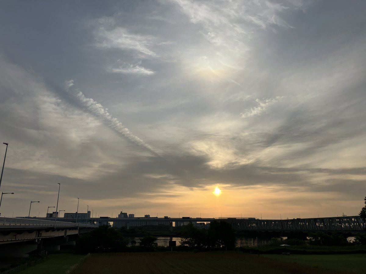 GOLF_CLM's tweet photo. 6/6の朝
#朝日 に向かう #飛行機雲 ?
#おはようございます
#良い天気 #葛飾区 #東京 #Tokyo
#イマソラ #マジックアワー #朝焼け #夜明け #東京  #荒川土手 #新小岩 #ジョギング https://t.co/x9mvaLk2eQ