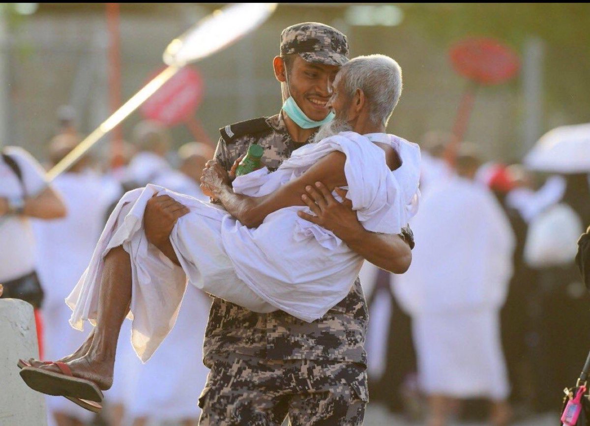 #الحجاج_في_قلب_بن_سلمان الحمدلله أن جعل هذا الوطن في خدمة الحج والحجاج ،جهود عظيمة تبذلها السعودية وحكامها ورجالها لايدركها إلا من وقف عليها ،، شيء كبير وعظيم جعله الله في  ميزان أعمالهم وزادهم تشريفاً بخدمة الحرمين والمشاعر وحجاجها 💚