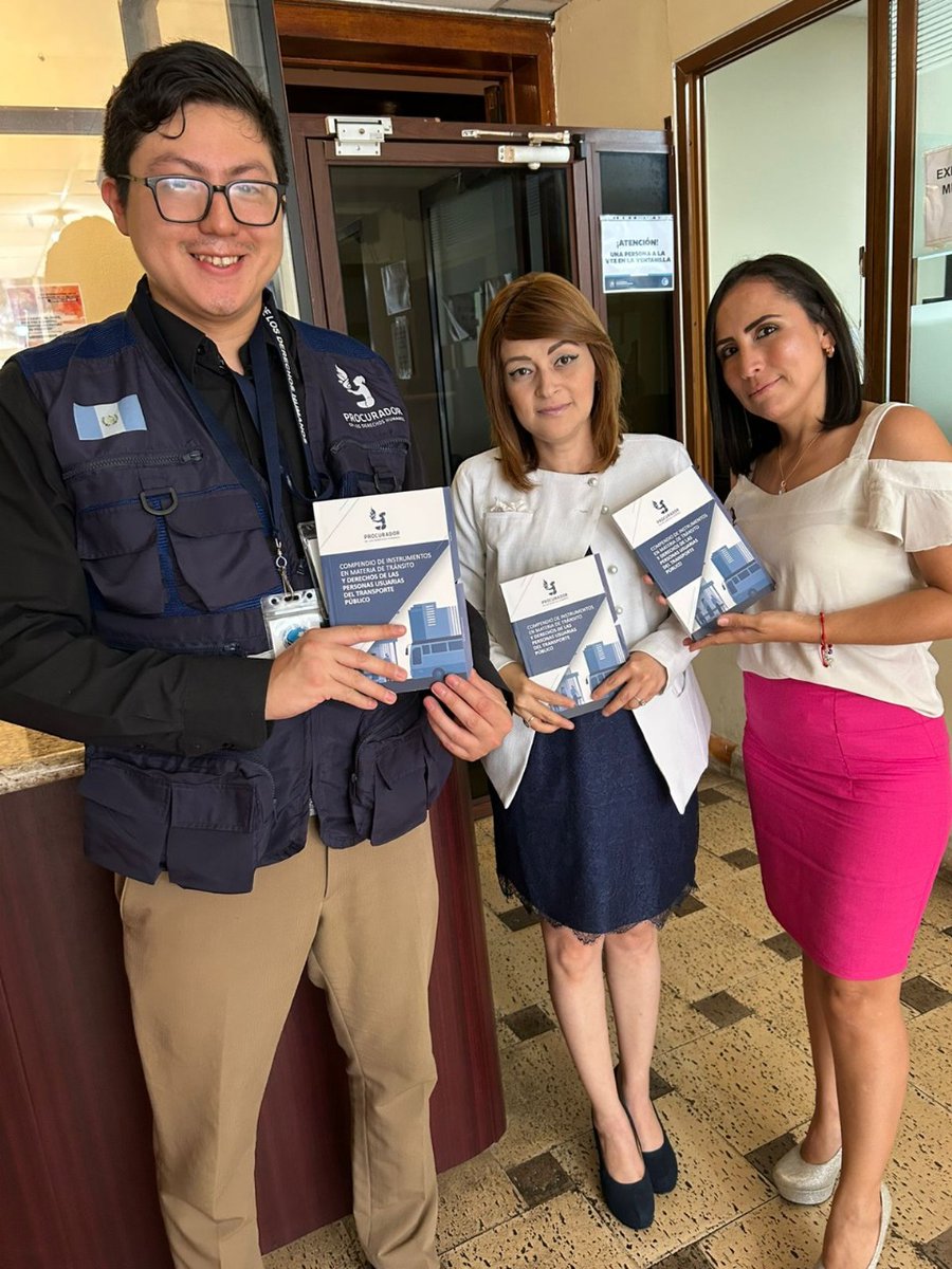 PDHgt's tweet photo. 📍#Guatemala
Con el objetivo de socializar la normativa relacionada con el #DerechoHumano a un transporte colectivo de pasajeros eficiente y seguro, la Defensoría de las Personas Usuarias del Transporte Público, entrega compendios a la Dirección General de Protección y Seguridad Vial, a la Dirección General de Transportes y al Centro de Estudios Urbanos y Regionales de la @USAC_oficial.