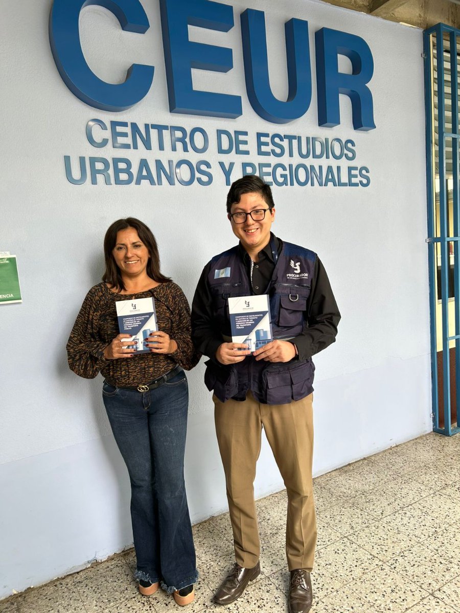 PDHgt's tweet photo. 📍#Guatemala
Con el objetivo de socializar la normativa relacionada con el #DerechoHumano a un transporte colectivo de pasajeros eficiente y seguro, la Defensoría de las Personas Usuarias del Transporte Público, entrega compendios a la Dirección General de Protección y Seguridad Vial, a la Dirección General de Transportes y al Centro de Estudios Urbanos y Regionales de la @USAC_oficial.