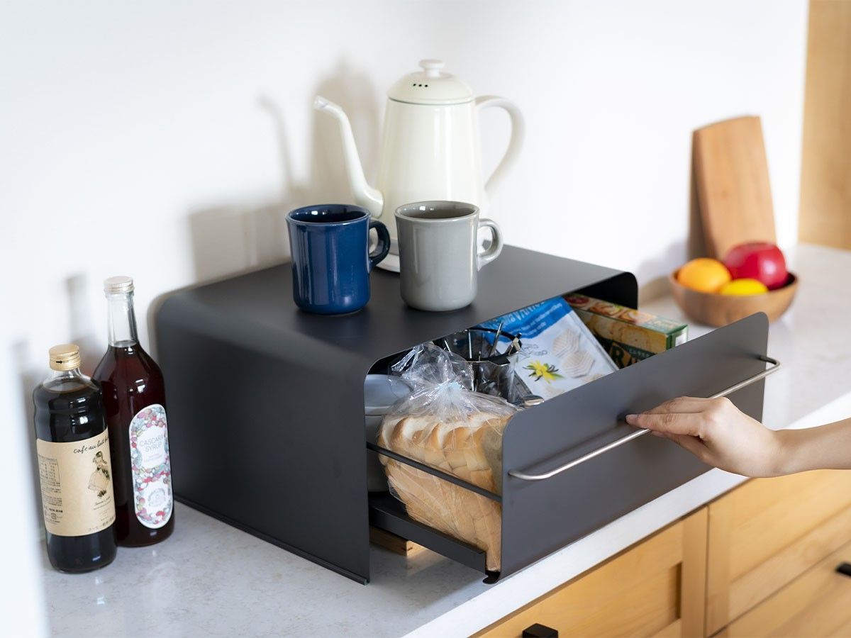 FLYMEeJP's tweet image. 食パンや瓶、小物をまとめて収納し、キッチンまわりを整理整頓できるブレッドケース。スムーズに開閉できる引出し式で、必要な時にさっと取り出せます。
#キッチン収納 #パン派 #調味料入れ
flymee.jp/product/119562/