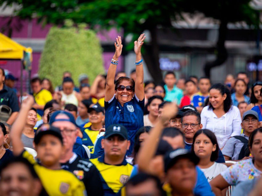 aquilesalvarez's tweet photo. GUAYAQUIL SE UNE PARA ALENTAR A LA TRI

En el Malecón 2000 y Plaza Guayarte transmitirán en pantalla gigante el partido entre Ecuador y Brasil por las eliminatorias mundialistas. Junto al Hemiciclo La Rotonda, habrá 300 sillas para que  disfruten cómodos del encuentro, mientras que en Guayarte podrán reunirse en la explanada para alentar a la Tri.

Con estas actividades, seguimos impulsando el uso de espacios públicos. 

#ConstruyendoLaCiudadDeTodos