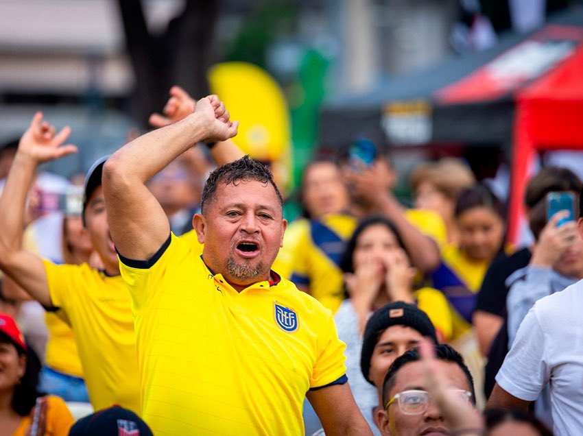 aquilesalvarez's tweet photo. GUAYAQUIL SE UNE PARA ALENTAR A LA TRI

En el Malecón 2000 y Plaza Guayarte transmitirán en pantalla gigante el partido entre Ecuador y Brasil por las eliminatorias mundialistas. Junto al Hemiciclo La Rotonda, habrá 300 sillas para que  disfruten cómodos del encuentro, mientras que en Guayarte podrán reunirse en la explanada para alentar a la Tri.

Con estas actividades, seguimos impulsando el uso de espacios públicos. 

#ConstruyendoLaCiudadDeTodos