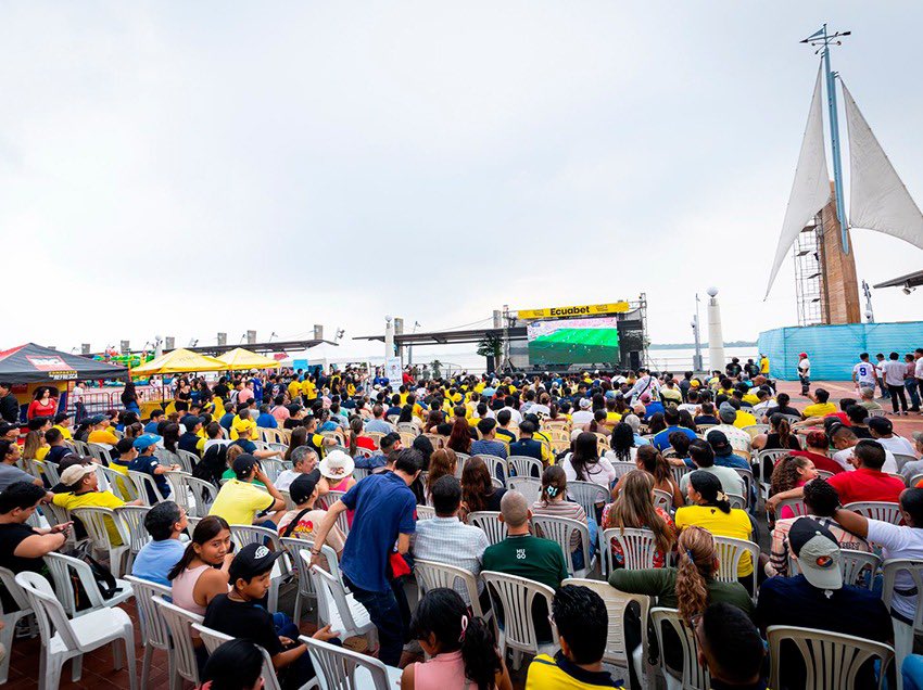 aquilesalvarez's tweet photo. GUAYAQUIL SE UNE PARA ALENTAR A LA TRI

En el Malecón 2000 y Plaza Guayarte transmitirán en pantalla gigante el partido entre Ecuador y Brasil por las eliminatorias mundialistas. Junto al Hemiciclo La Rotonda, habrá 300 sillas para que  disfruten cómodos del encuentro, mientras que en Guayarte podrán reunirse en la explanada para alentar a la Tri.

Con estas actividades, seguimos impulsando el uso de espacios públicos. 

#ConstruyendoLaCiudadDeTodos