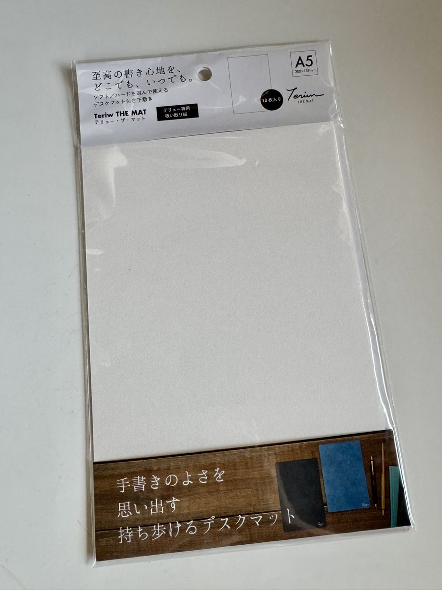 ru_rin_no's tweet photo. 先日手に入れたテリュー専用の吸い取り紙を半分に切って、ほぼ日5年手帳に入れて使うことにしました。
これは万年筆で書くことにしているので助かる♪
(テリューはマットより金属製のボードが好き)
#Teriw
#Teriwtheboard
#ほぼ日5年手帳
#ほぼ日 https://t.co/iFBbMwe4Hp