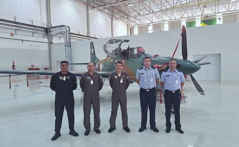 edugimenez93's tweet photo. Delegación de la @Fuerza_aereapy se encuentra en Brasil realizando el proceso de aceptación con los vuelos de prueba y la verificación de las publicaciones técnicas de las nuevas aeronaves A-29 Súper Tucano, adquiridas en el marco del proceso de modernización de la FAP. https://t.co/MmXHrCZkpR