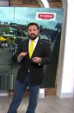 EthanRosuckWX's tweet photo. Well, I guess my yellow tie doesn't like the greenscreen. You can see right through it ๐ Regardless, go @Pacers tonight! @CBS4Indy #WeathermanProblems #Meteorologist https://t.co/AWRnZylqo8