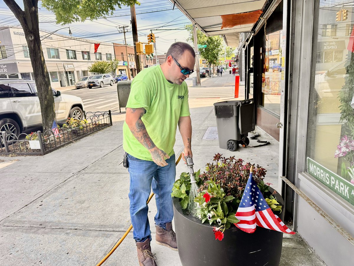 Morrisparkbid's tweet photo. A beautiful day to take care of #MorrisPark Ave business!
🌼 watering our plantings along the corridor
🧼 cleaning, tags removal and repainting street infrastructure 
🌱 weeds removal
Thanks to our special projects specialist Sambou at @streetplus and to all community members helping keep #MorrisPark Avenue clean!
