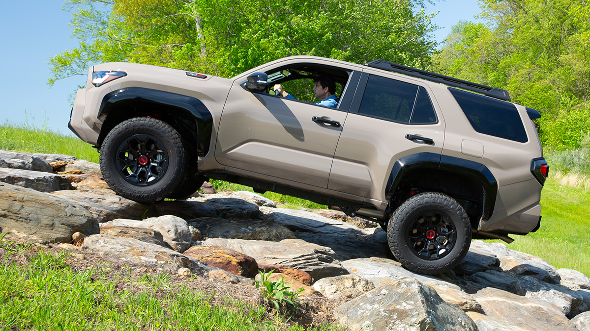 JeffSBartlett's tweet image. Posted a 3,000-word first drive review of the @Toyota 4Runner, a rugged SUV designed to go places... without pavement. consumerreports.org/cars/suvs/2025…