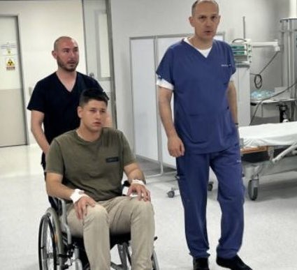 Prilično dobro izgleda za nekoga ko je jutros plakao na svim televizijama i koga su vozili u invalidskim kolicima sa dve braunile. 

SRAM VAS BILO!