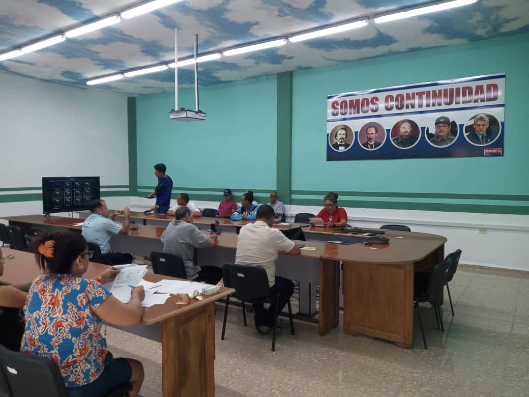 JulioCERHolguin's tweet photo. Realizamos una información matutina especial para los trabajadores de la Dirección de #Geocuba. El tema central fue el natalicio del General de Ejército Raúl Castro Ruz, líder de la Revolución Cubana, en homenaje a su legado y contribuciones a nuestra historia. #Cuba. https://t.co/WX3fnUf0TE