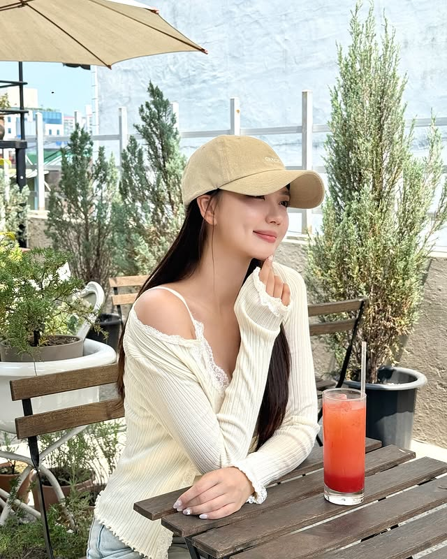 Ella tweet media