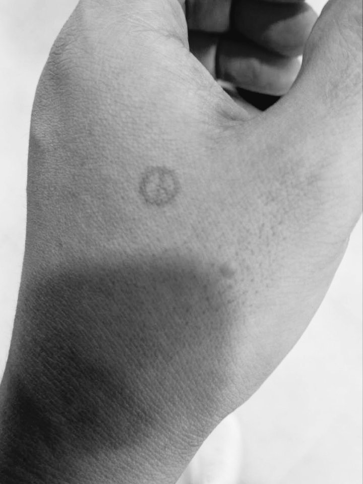 저번달 갑자기 입원해서 트윗에 들어오지 못했습니다.
디엠이나 댓글로 걱정해 주셔서 감사하고 바로 답장을 못드려 죄송합니다.
잠시 외출후 오늘 다시 입원해야 되서 다시 돌아올때 답장과 댓글로 감사 드리겠습니다.
그럼 몸 잘 챙기시고 또 뵙기를.
P.S. 부재자 투표는 간신히 했습니다.