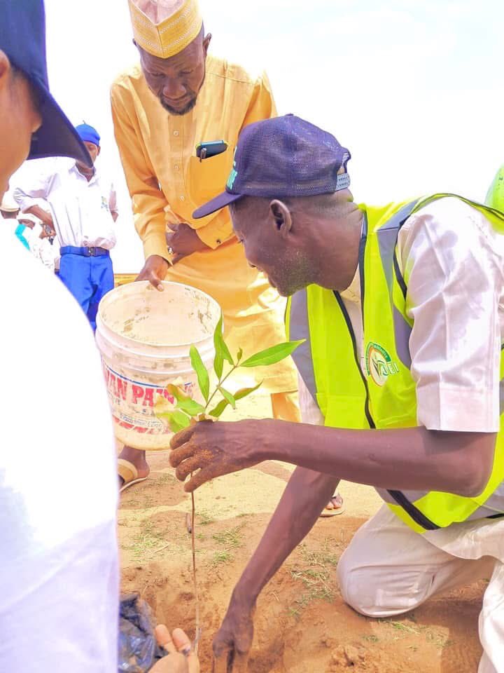 Husseini Ishaq Musa (@husseinimishaq) on Twitter photo <a href="/JEnvironmentNG/">Jewel Environmental Initiative</a> is empowering the young minds to be environmental friendly and plant a sustainable future for our planet. We are eco-heroes in the making <a href="/JEnvironmentNG/">Jewel Environmental Initiative</a> is empowering the young minds to be environmental friendly and plant a sustainable future for our planet. We are eco-heroes in the making