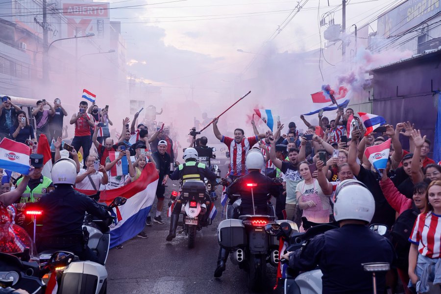 Scenes in Asunción as the Paraguay team bus makes it way to Defensores del Chaco! 🇵🇾🏟️