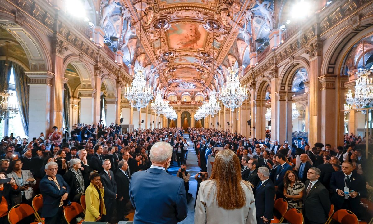 tiagobarbosa_'s tweet image. Toda a glória que a mídia sonhou para um líder de direita, Lula conquistou.

Todo o prestígio que os políticos de direita desejaram ter um dia, Lula obteve.

Todo o respeito que os ricos idealizam alcançar lá fora, Lula recebe.

Nordestino, pobre, retirante, estadista do mundo.