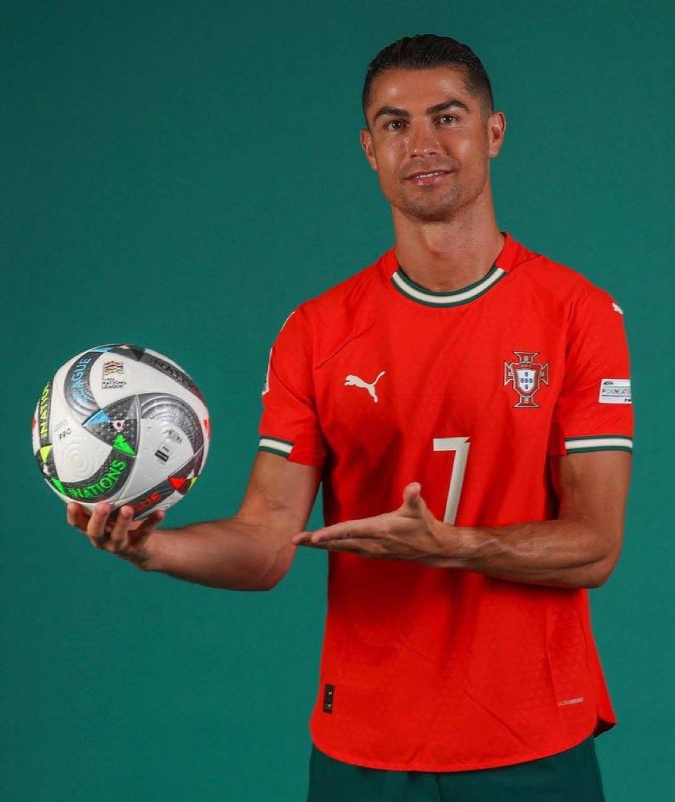 🚨🎙️| Lamine Yamal: "Playing against Cristiano? He's a football legend. I'll do my job, which is to win, and that's it." #fcblive