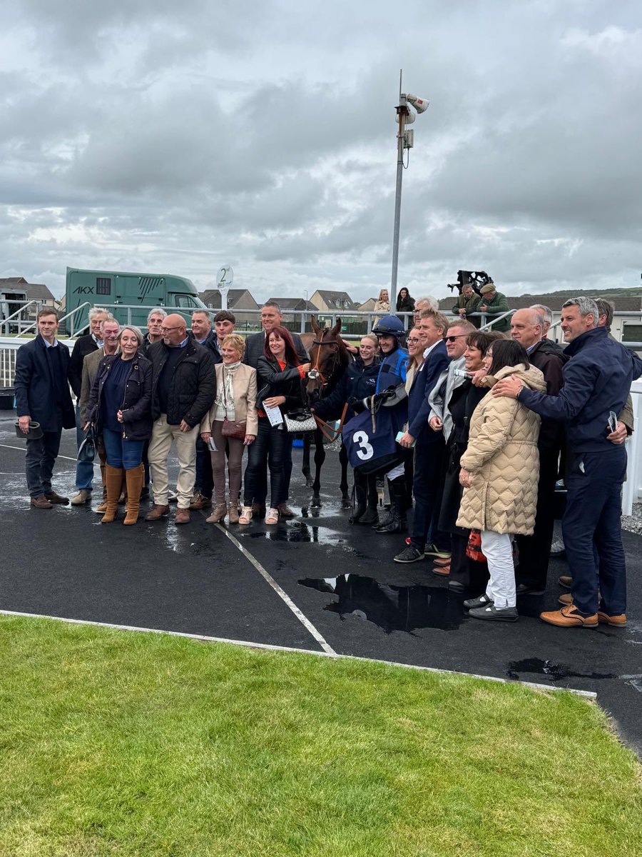 WINNER! 

How special to reward our racing club with a winner as Reina Del Mar gets off to a flyer for the yard. 

The Tim Vaughan Racing Club Ultimate 2025-2026 starts now, with £400 for 2 horses, Reina Del Mar &amp; Mini Yeats. 

You can get involved now…

timvaughanracing.com/tim-vaughan-ra…