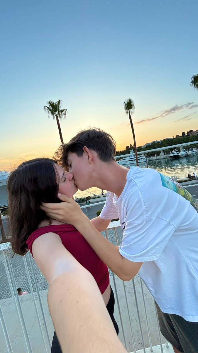 _marinaniebla_'s tweet photo. No soy consciente de lo feliz que soy a tu lado y de las ganas que tenía de que alguien me quisiera y me mirase como lo haces tú. Ojalá me dures toda la vida 💞 https://t.co/GaOYaj7xPa