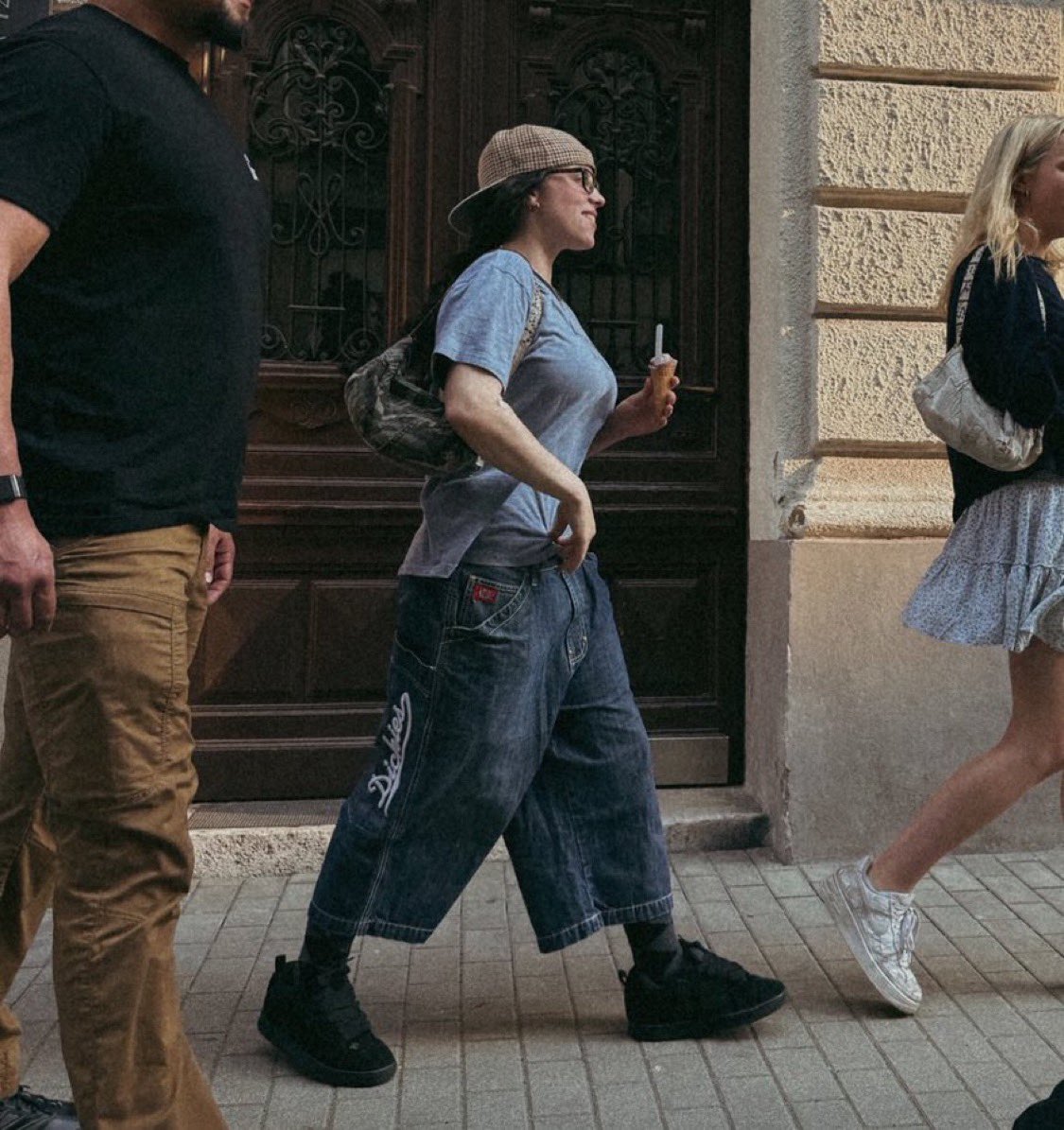 Billie Eilish vista recentemente pelas ruas da Europa.